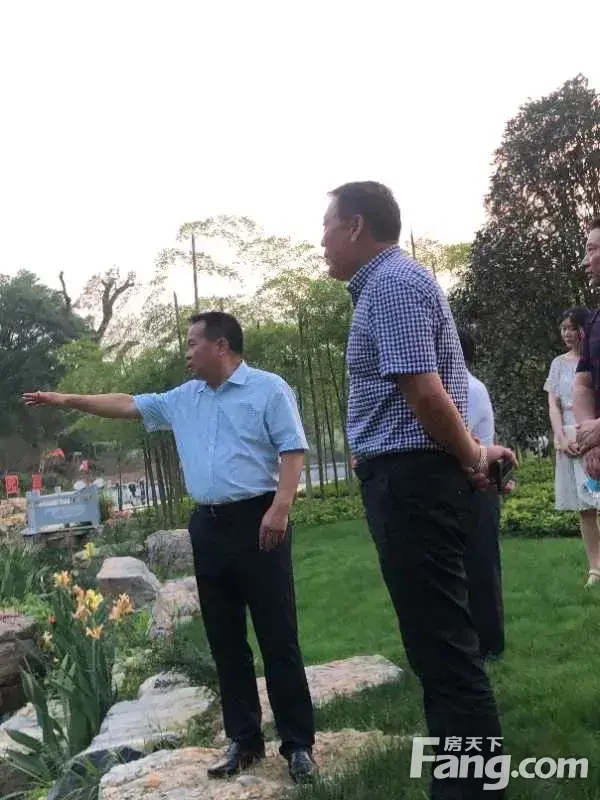 信阳市邵春杰副市长一行莅临信阳·御龙湾视察指导工作