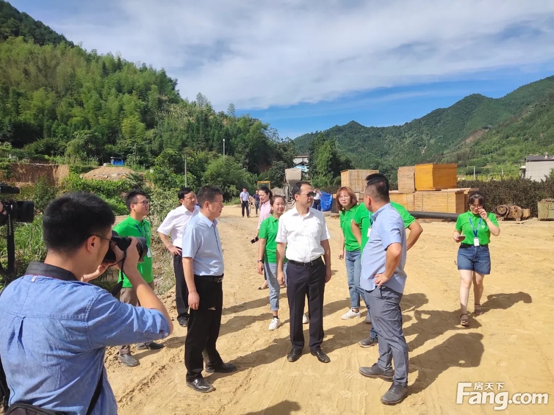 8月4日，开化县委领导鲁霞光书记一行调研指导蓝城·花开溪上项目