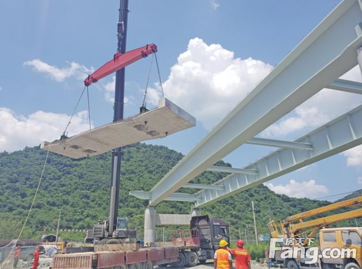 芜黄高速又有新进展 青弋江特大桥钢板组合梁完成首件桥面板架设