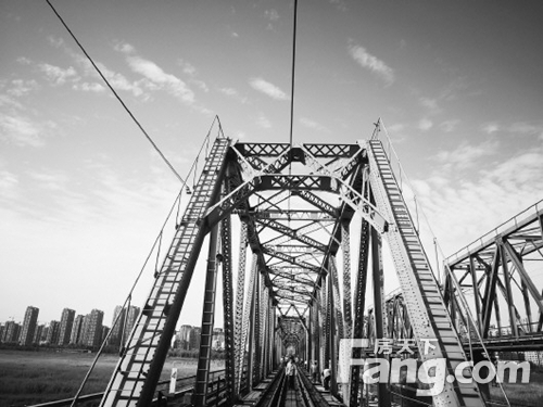 淮河大铁桥首次钢梁涂装提前26天完成