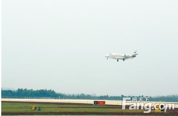 芜宣机场迎来首架飞机降落