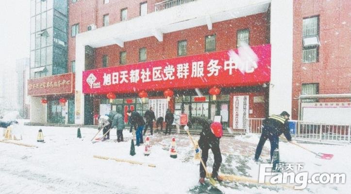 关键时刻少不了志愿者的温情身影 他主动开自家铲车义务除雪