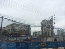 西大万达旁鲁班一号地铁口A出口100米旁复式两层100平左右,总价60万,房产清晰,有不动产权证,