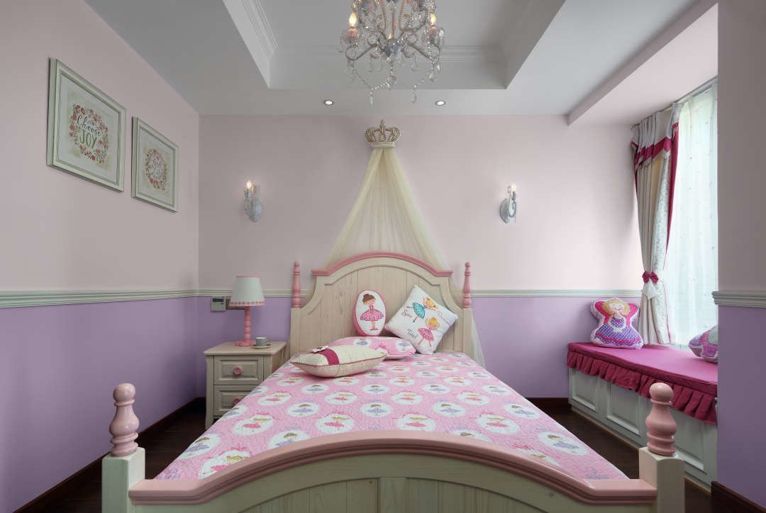 儿童房的选色是每个小公主都会喜欢的粉色,不同层次的粉搭配清新的白